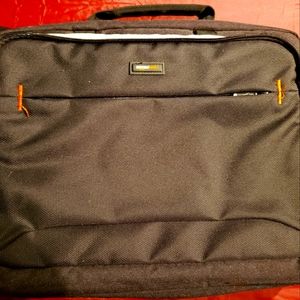 Amazon basic laptop bag